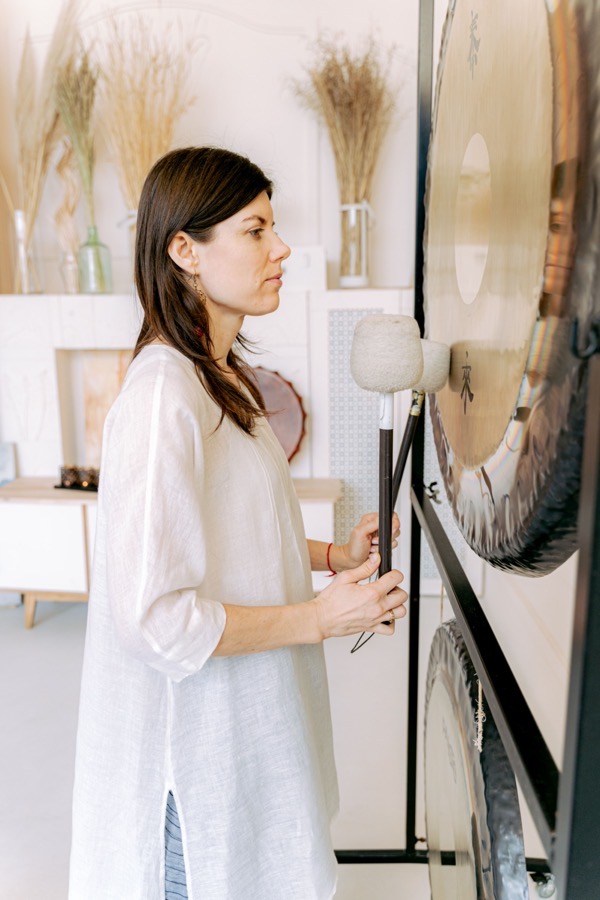 Pratiquante dans un intérieur épuré, ambiance bien-être contemporaine