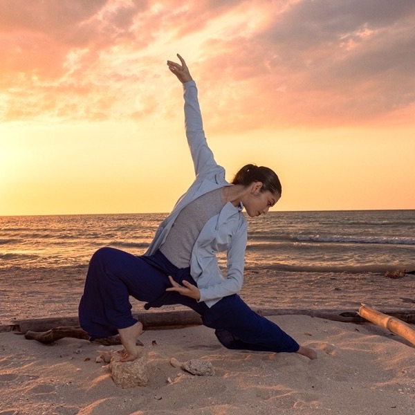 Pratiquante en mouvement fluide face à la mer